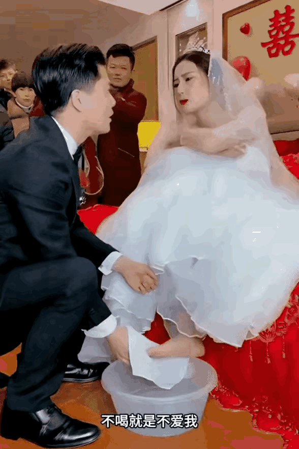 媳妇可以不娶，做人的底线不可失！这才是真男人！有一男子举行婚礼，新娘要求男孩为她