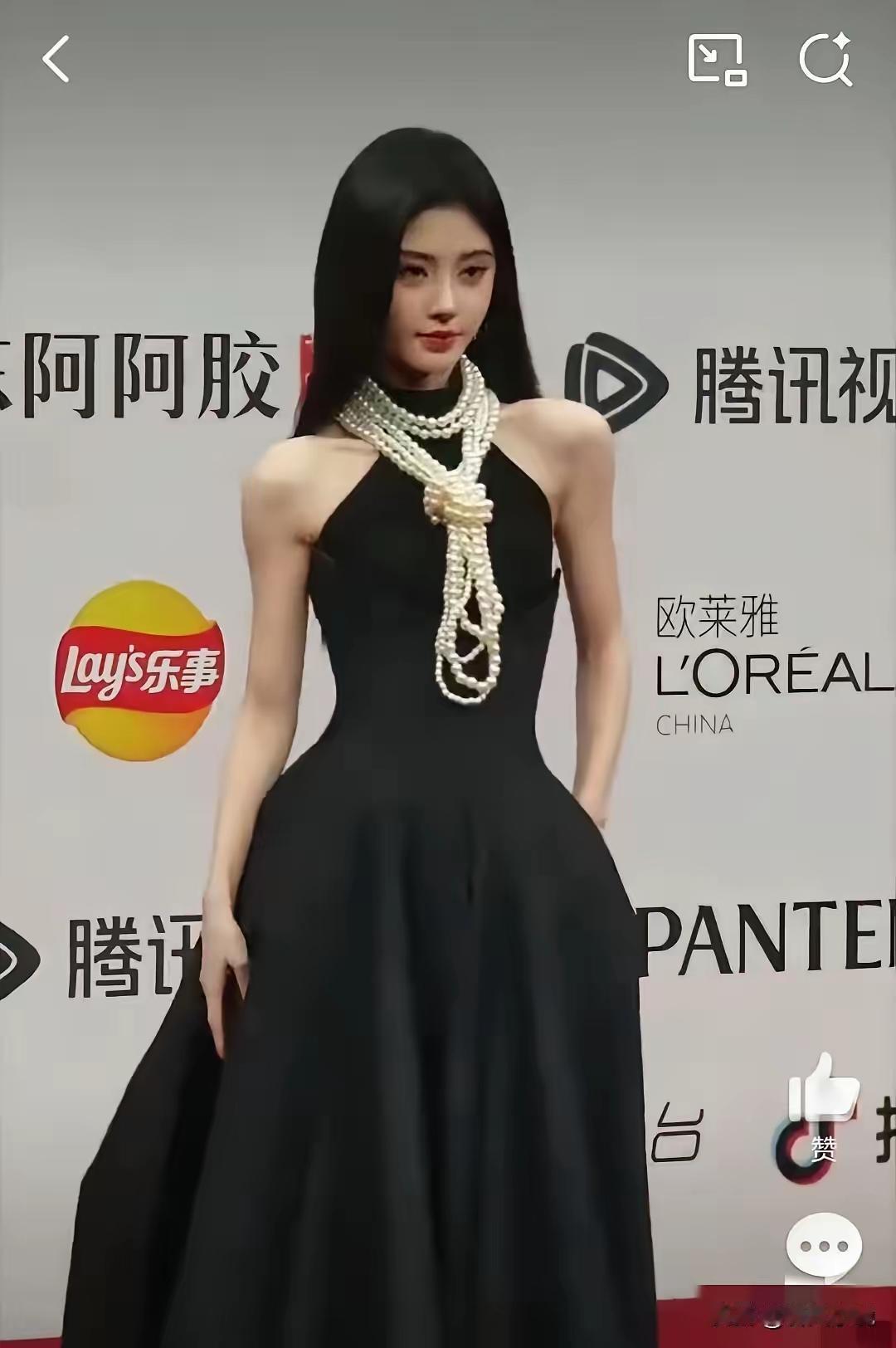 鞠婧祎的肩膀到底有没加工过？看看她以前的照片，或许可以找到答案……像图2、4