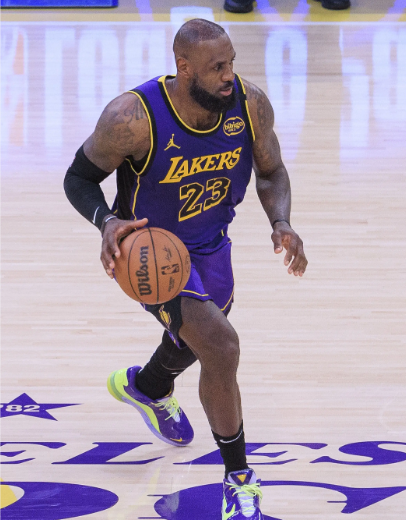 詹姆斯跌出历史前五到底合不合理。詹姆斯作为NBA最具争议的球星之一。关于他的