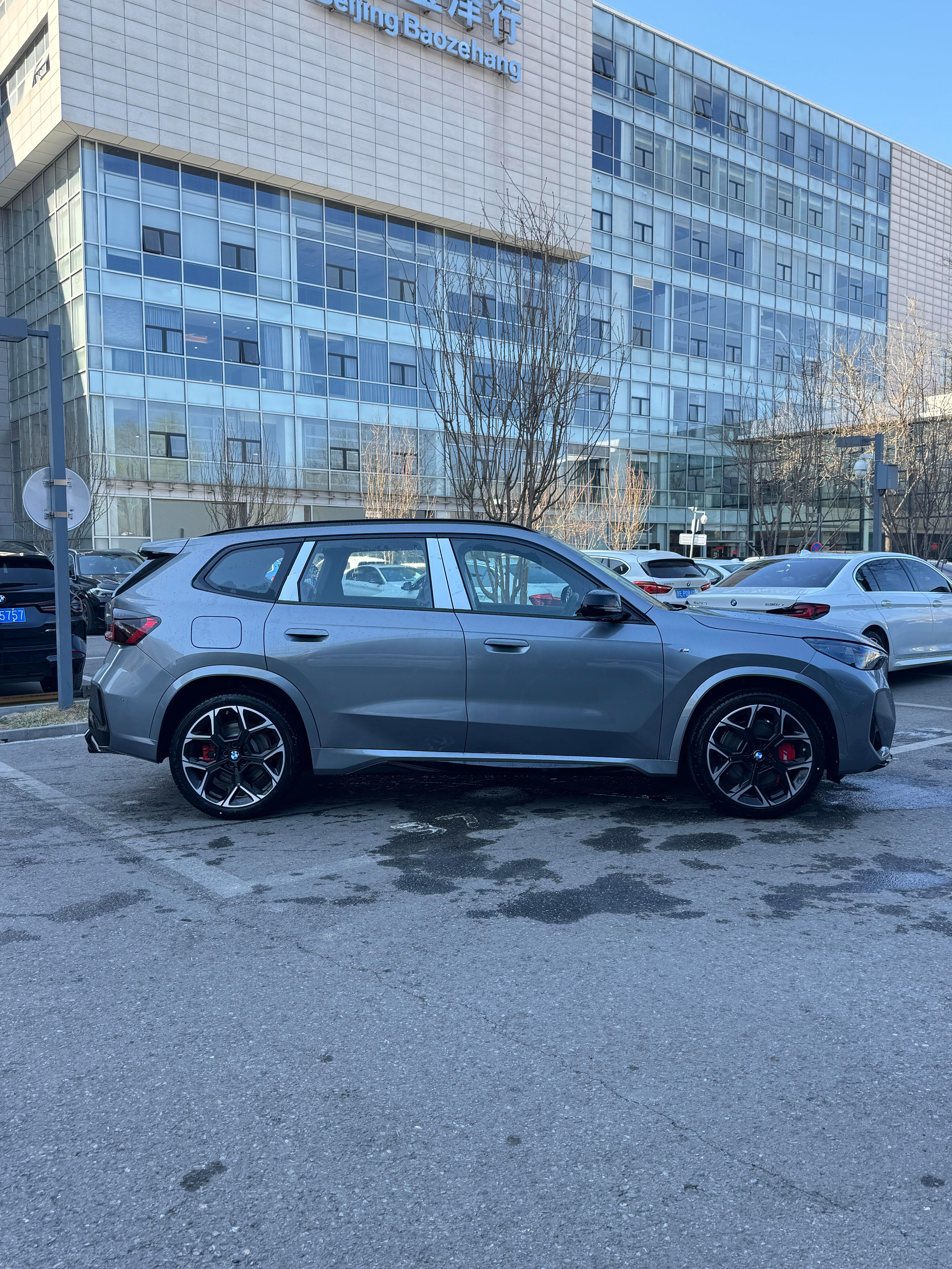 26款最新生产日期的宝马X1M35Li摩天灰外观指导价33.8万优惠完全款价