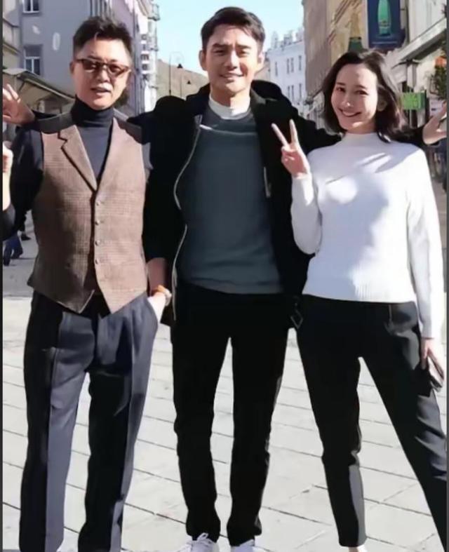 3星同框：我只认出了高大修伟、笑容可掬的王凯，右侧眉黛轻舒、喜容绽放的比耶美女是