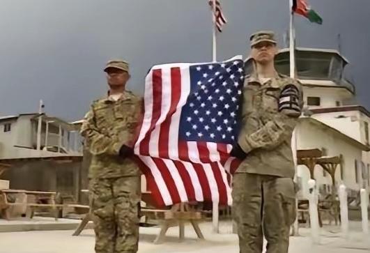 别再盲目吹捧或是贬低美军了！实话实说我感觉，我国军力仅相当于美国二十年前水准，