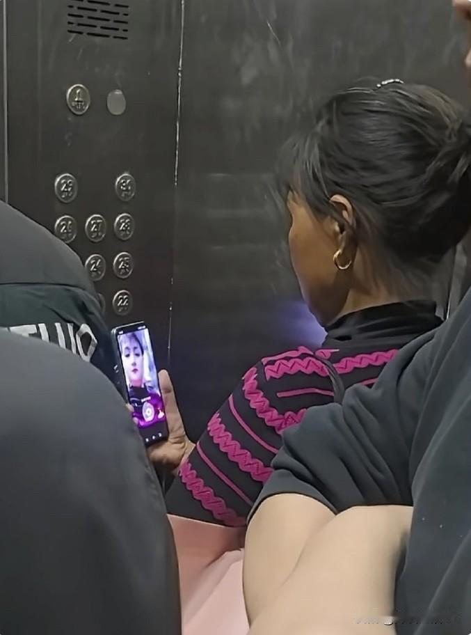 今天在电梯里碰到一个阿姨，看上去应该60多岁了，她在电梯里一直在那录视频。我