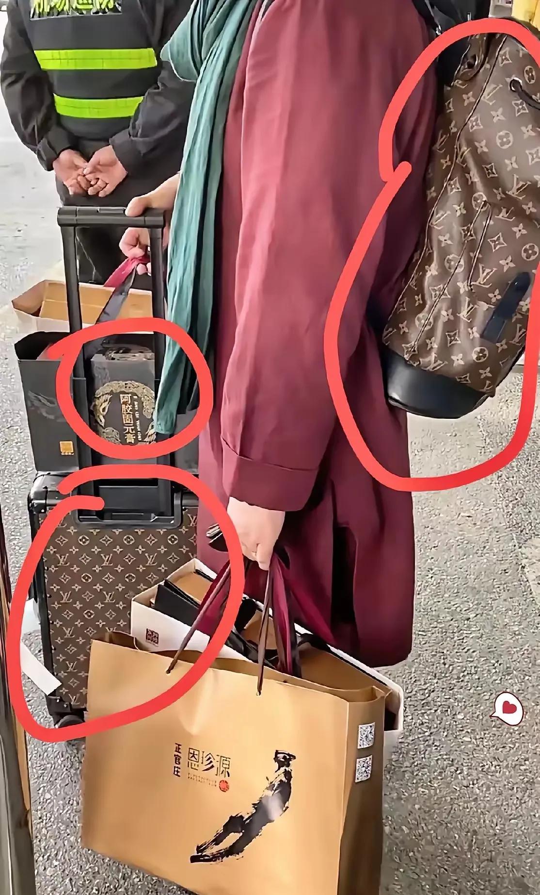 该清算这些和尚了！僧人背着LV的包，拉着同品牌行李箱，价值十几万打底，手里提的“