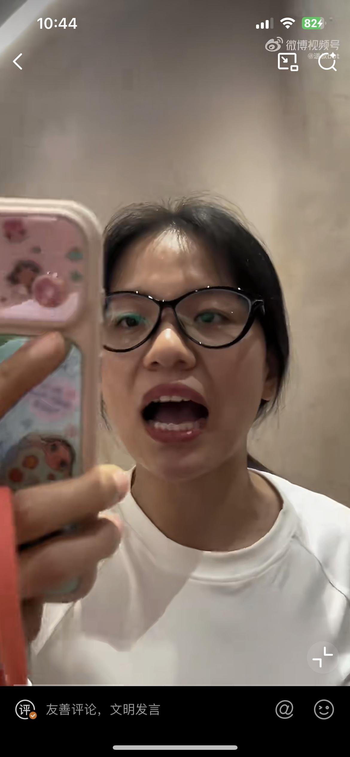 小千女迁怒于店家收停车费，店长连忙解释停车费是物业公司收的，和他们没有关系。小仙