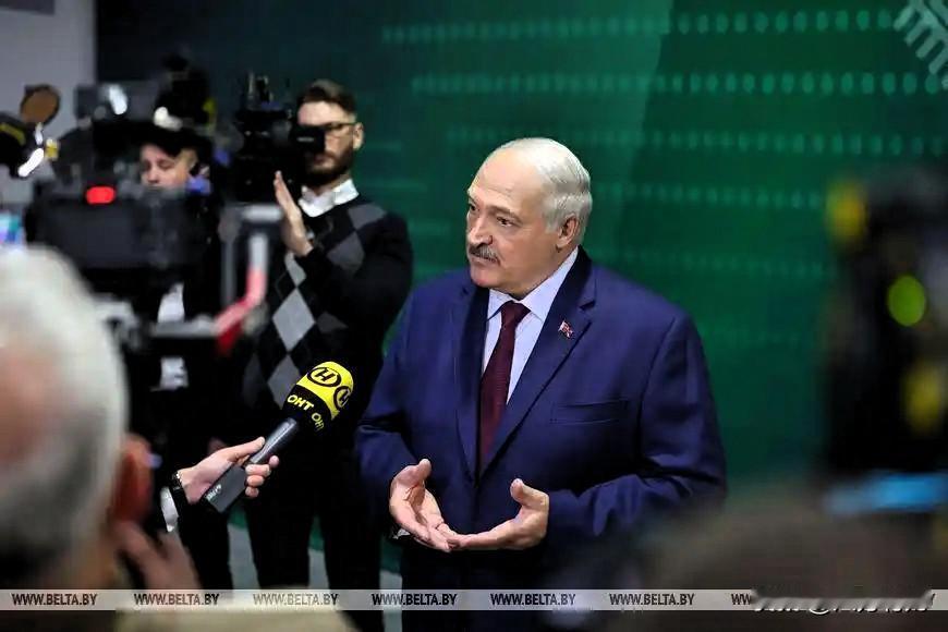 听完卢卡申科年底的爆料，后背一阵发凉。俄总统当时都要动身去南非了，硬是被老