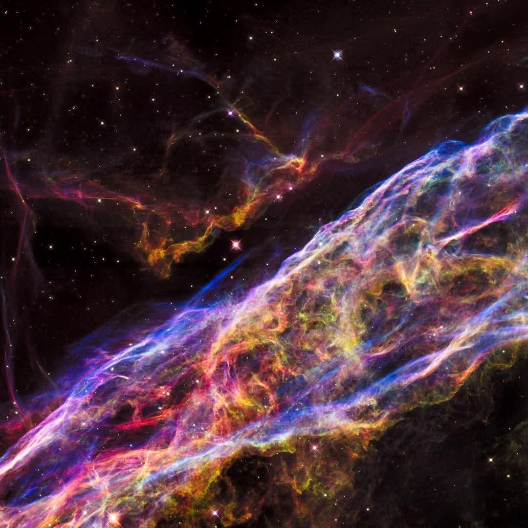 面纱星云它看起来像丝绸。它是一具尸体。在大约2100光年外的天鹅座——那只天