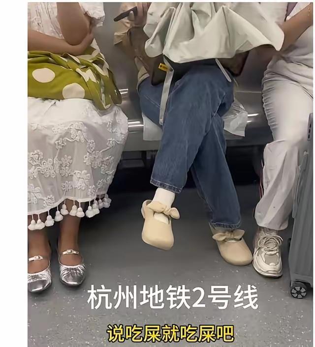 浙江杭州，一盲人女孩独自坐地铁，因不小心碰到旁边女乘客的雨伞，被女乘客指着鼻子骂