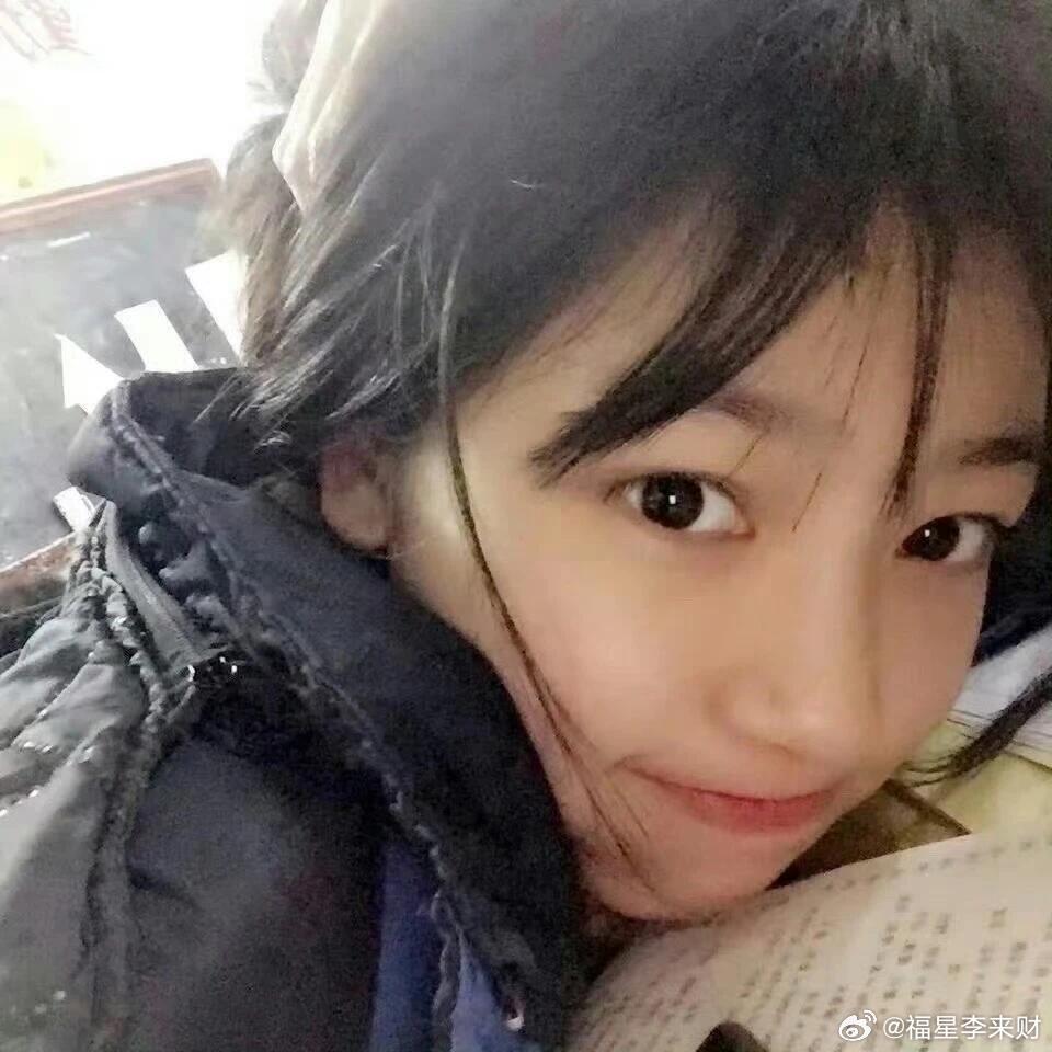 易梦玲高中旧照，读书时期就已经很美了