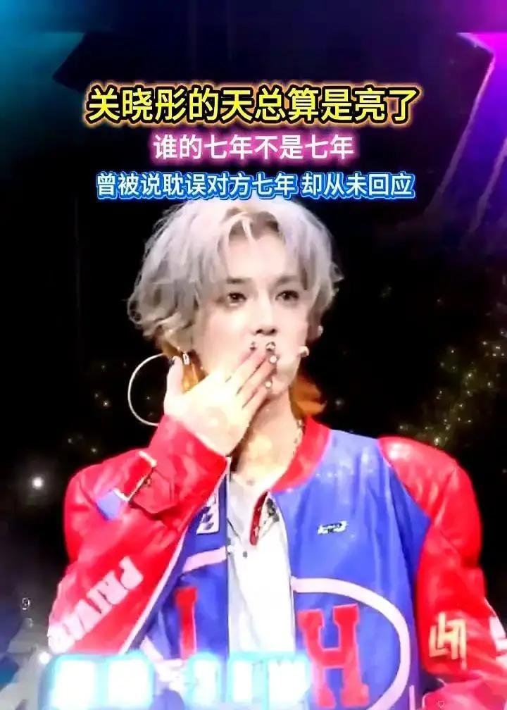 关晓彤球场边干坐俩钟头，就为等鹿晗训练散场，递水递毛巾一起回家，镜头里她看表那动