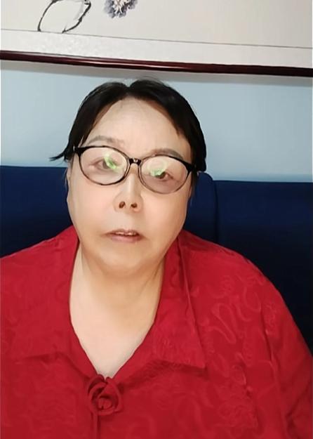 相声教育家马贵荣跟观众反驳说，拿她和现在当红年轻相声演员对比，那就是耍流氓。