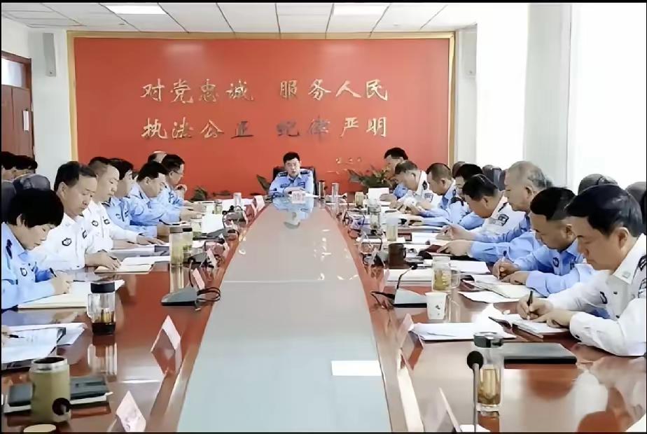 白衬衣都占了三分之一了，能坐在这张桌子上开会的，应该没有科级干部吧！