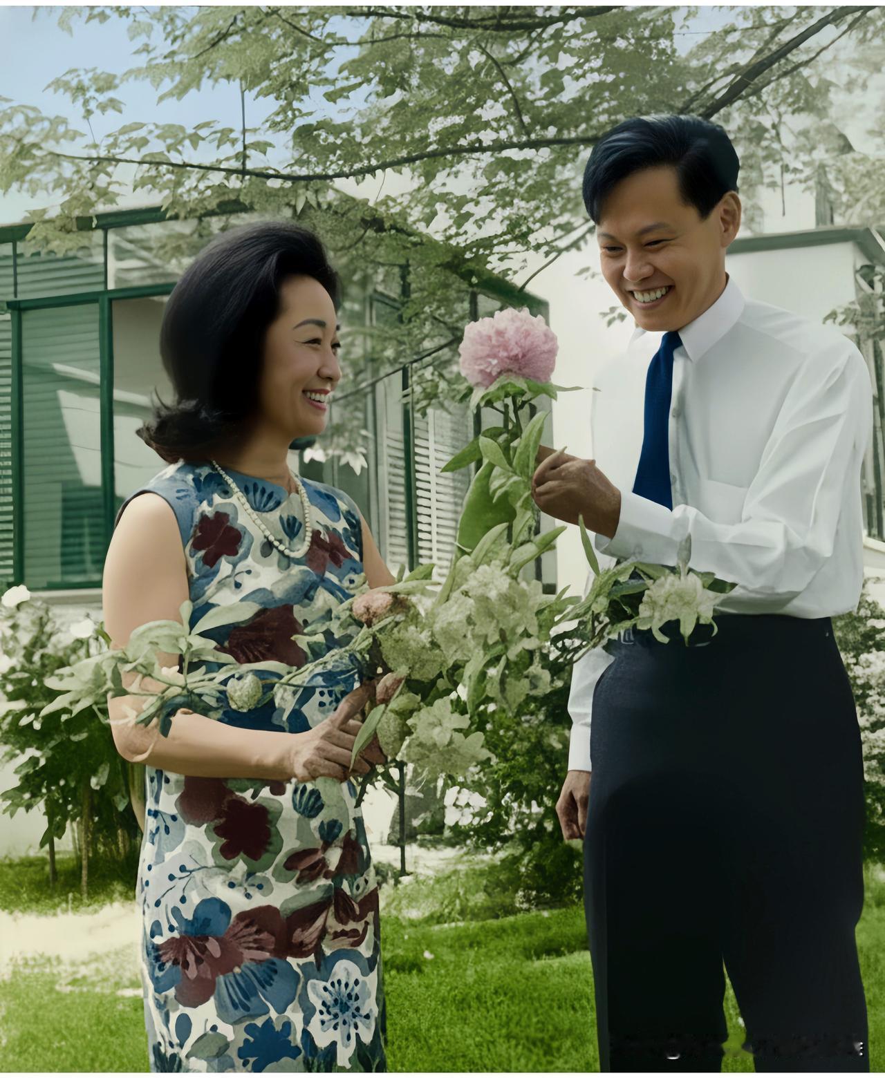 一九六六年夏天，在美国普林斯顿住宅的杨振宁与夫人杜致礼。那时候杨振宁四十四岁，身