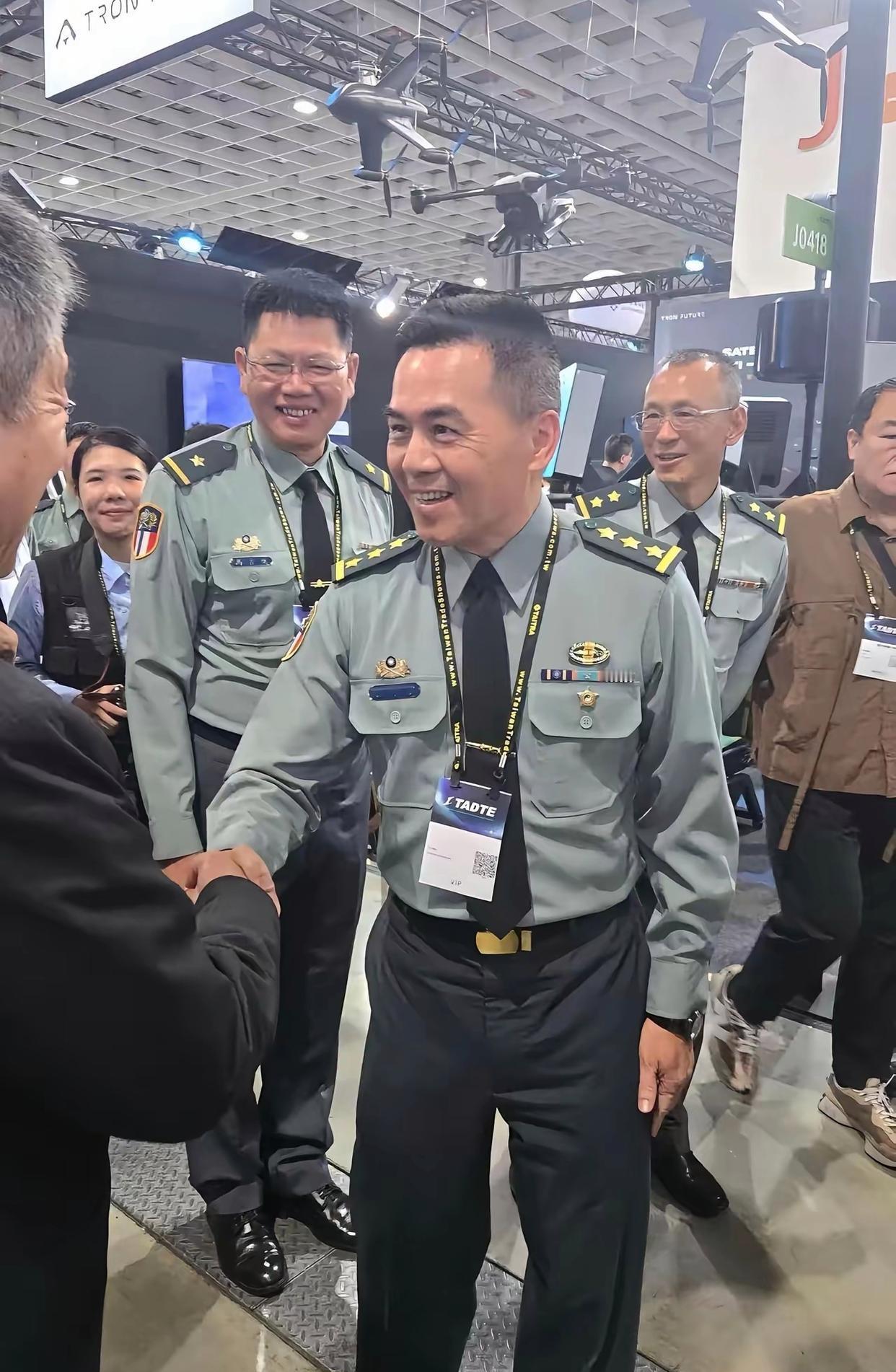 中国台湾省的军衔，感觉和执法制服一样，没有军队的特色啊！