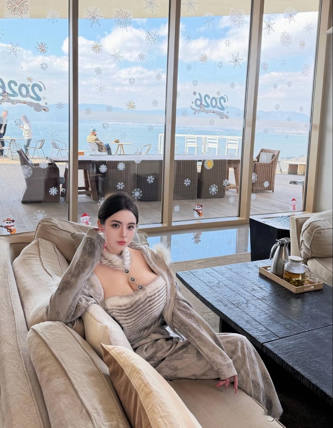 我觉得幸福真和钱多钱少没啥绝对关系。身边有人月薪三千，下班能吃到爸妈炒的热