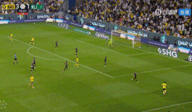 C罗梅西又都进球了，但是两个人进球之后本人的反应和队友的反应却截然不同！C罗进