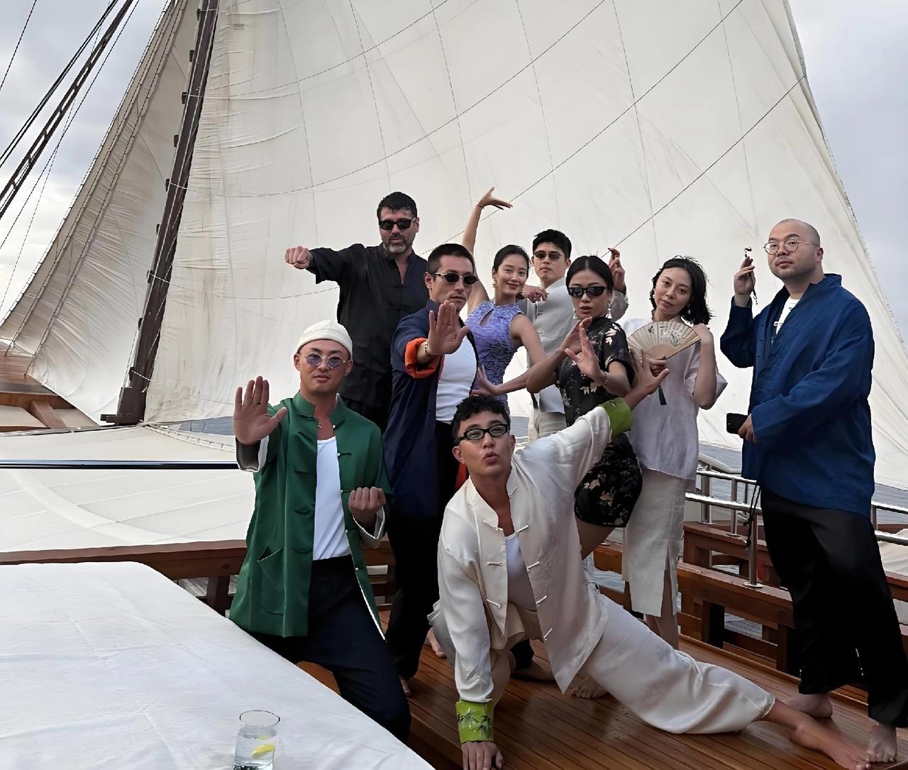 网友都说杨采钰不懂低调，要吃大亏。以前跟老登，非要搞到人尽皆知，据说还扯证了