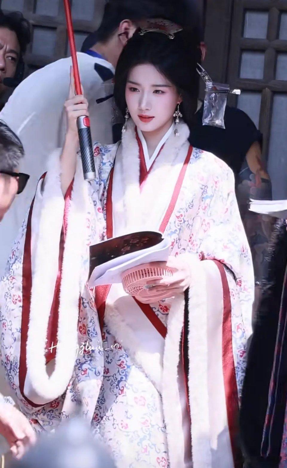 卢昱晓这妆造貌似还不错​​​