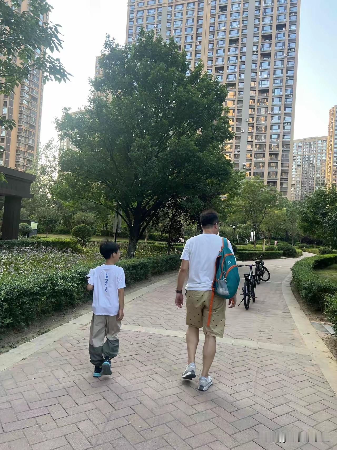 无法解释的玄学道家有个说法，叫“父精母血”孩子越大越像爸，尤其男孩。他身
