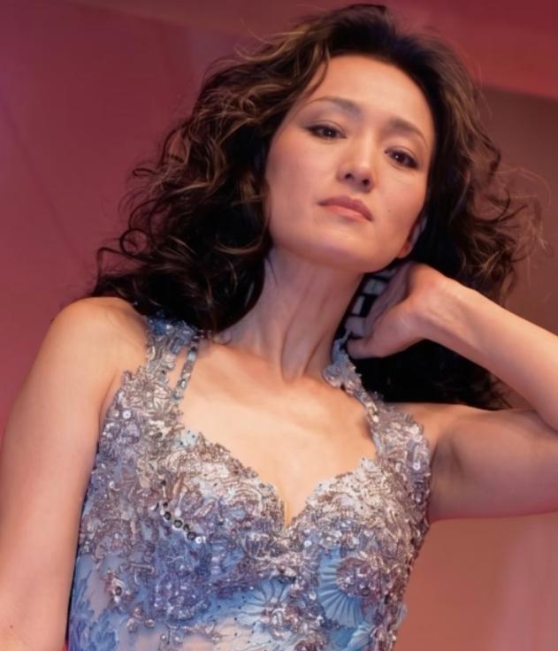 巩俐之美，是高端大气骨子里的美，不是传统意义上的“五官精致”。巩俐的大气，是