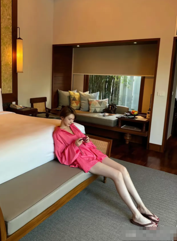 徐梓钧，173cm，难道这就是传说中腰以下全是腿吗？这大长腿！