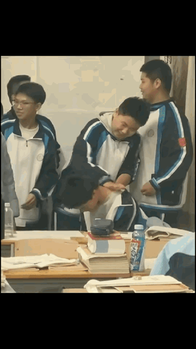 看哭了！山东德州高中这一幕，才是青春最动人的模样！课上男生突然高烧39.5℃，家