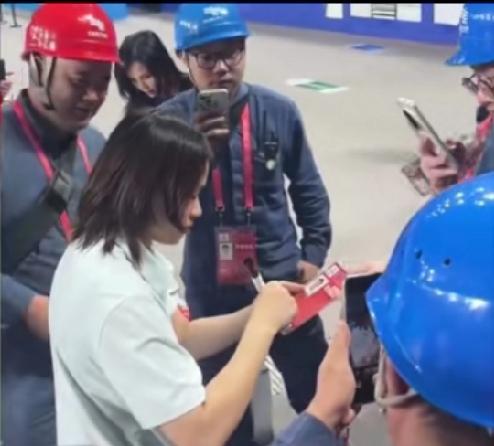 善良的全红婵对谁都很友好！11月11日十五运跳水项目圆满结束后，散场时撤场的工