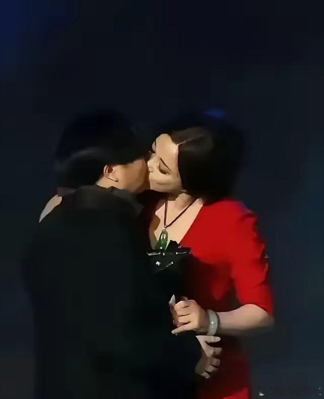 75岁的刘晓庆在短剧里和一位45岁的男演员拍摄亲密戏份，其中的吻戏没有使用任何借