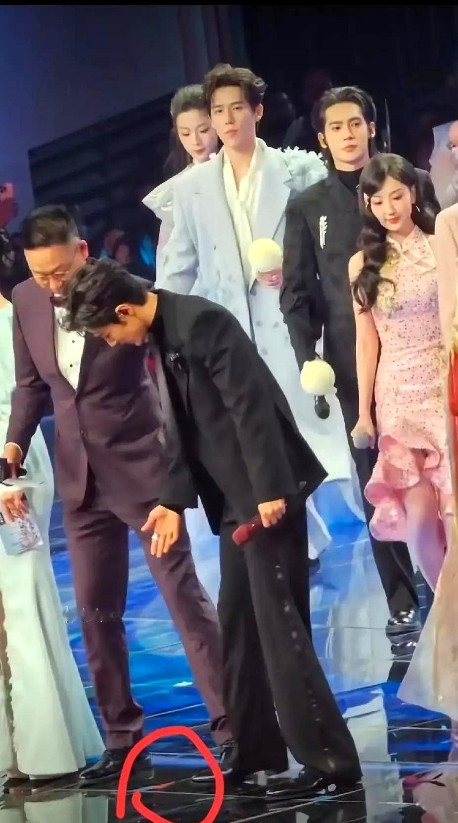 林海一看就不对劲儿！好家伙，节目录制开场，导演组贴好的C位地贴上……没人！