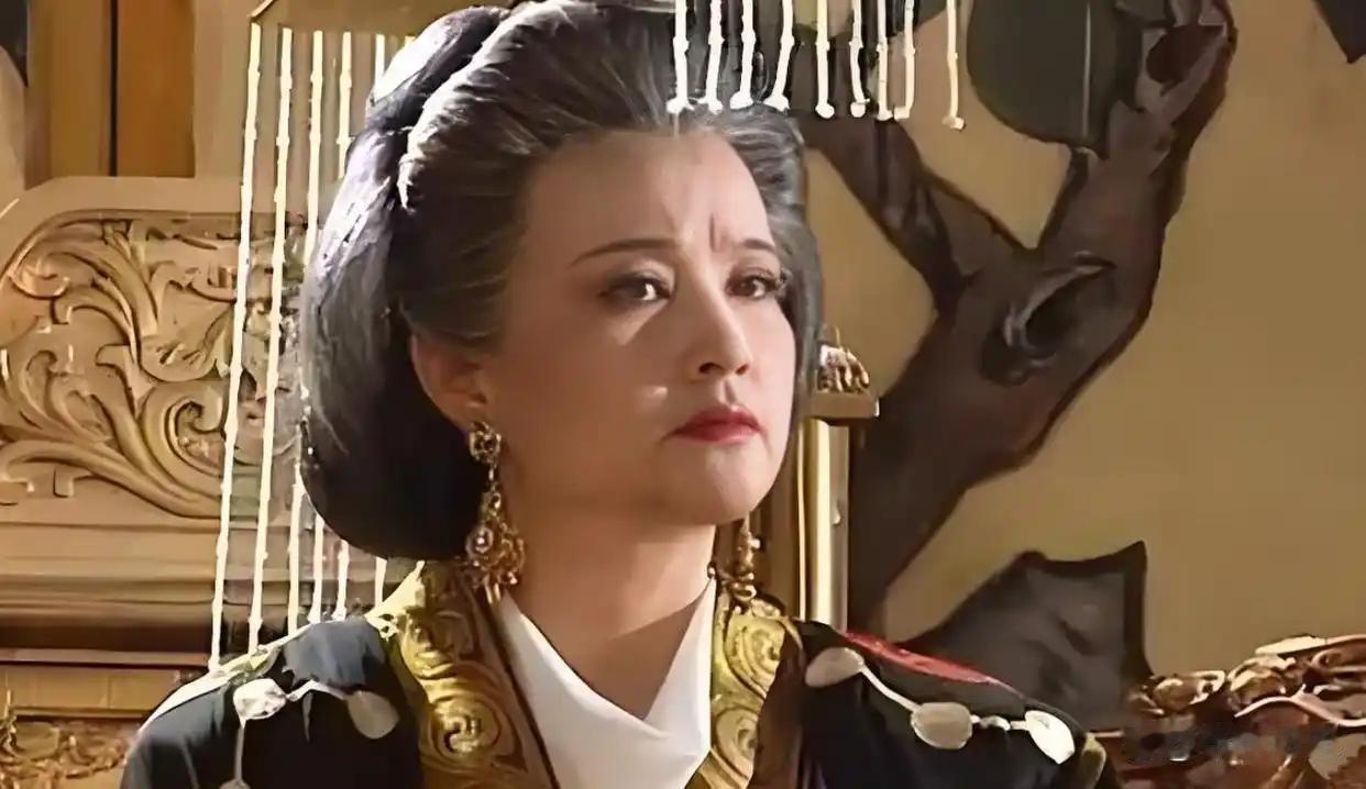 705年，武则天正做着美梦，宰相张柬之一脚把门踹开，冲着她的枕边手起刀落，两颗脑