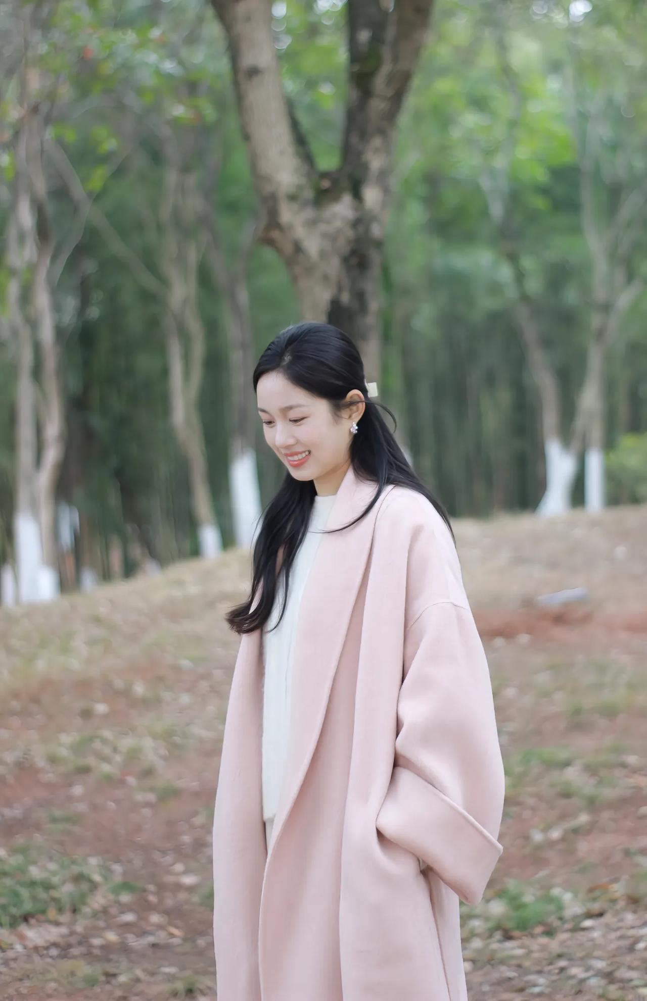 林间轻笑，粉衣如梦。