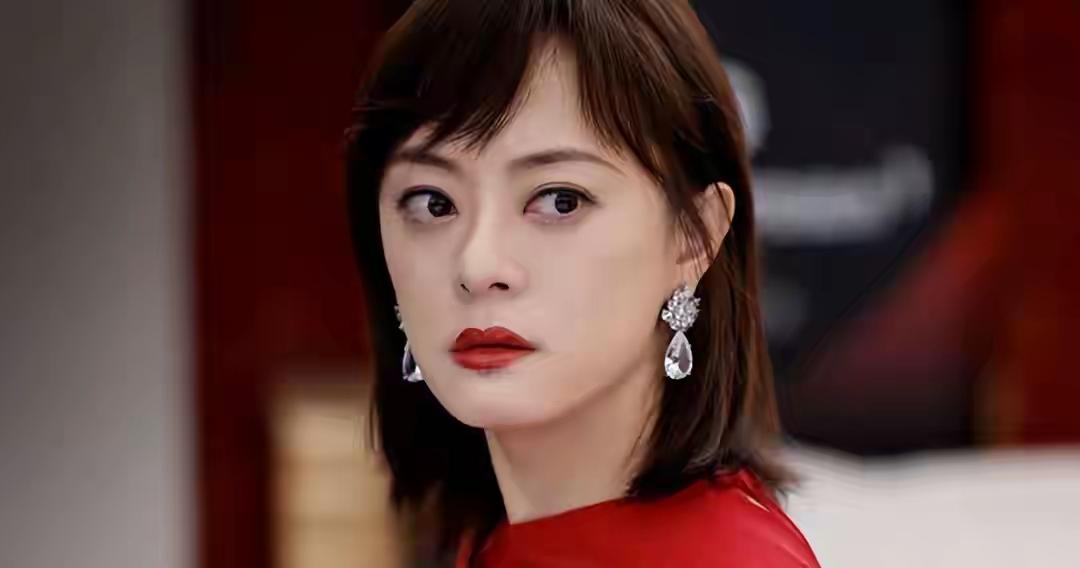 孙俪拍《蛮好的人生》时，眼睛确实凸出很严重，让人看了真的很出戏，和胡杏儿放在一起