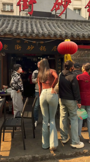 身材比例这么好，颜值已经不重要了吧？[赞]
