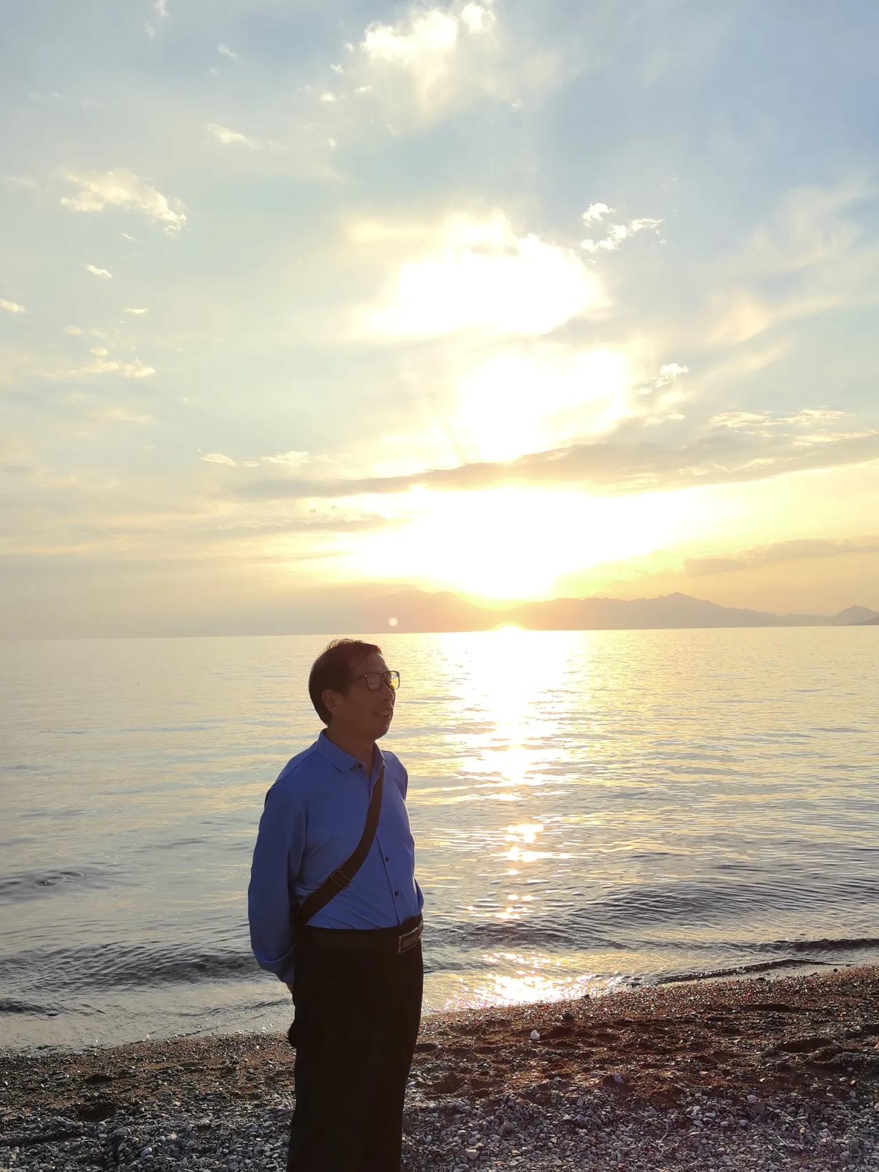 新疆旅游回放赛里木湖看夕阳塞里木湖看夕阳西下，当太阳慢慢地落下的时候映照在湖面