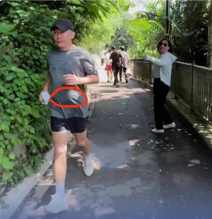 近日，影帝梁朝伟在香港太平山顶晨跑锻炼，被网友偶遇，拍摄视频上传分享，梁朝伟穿着