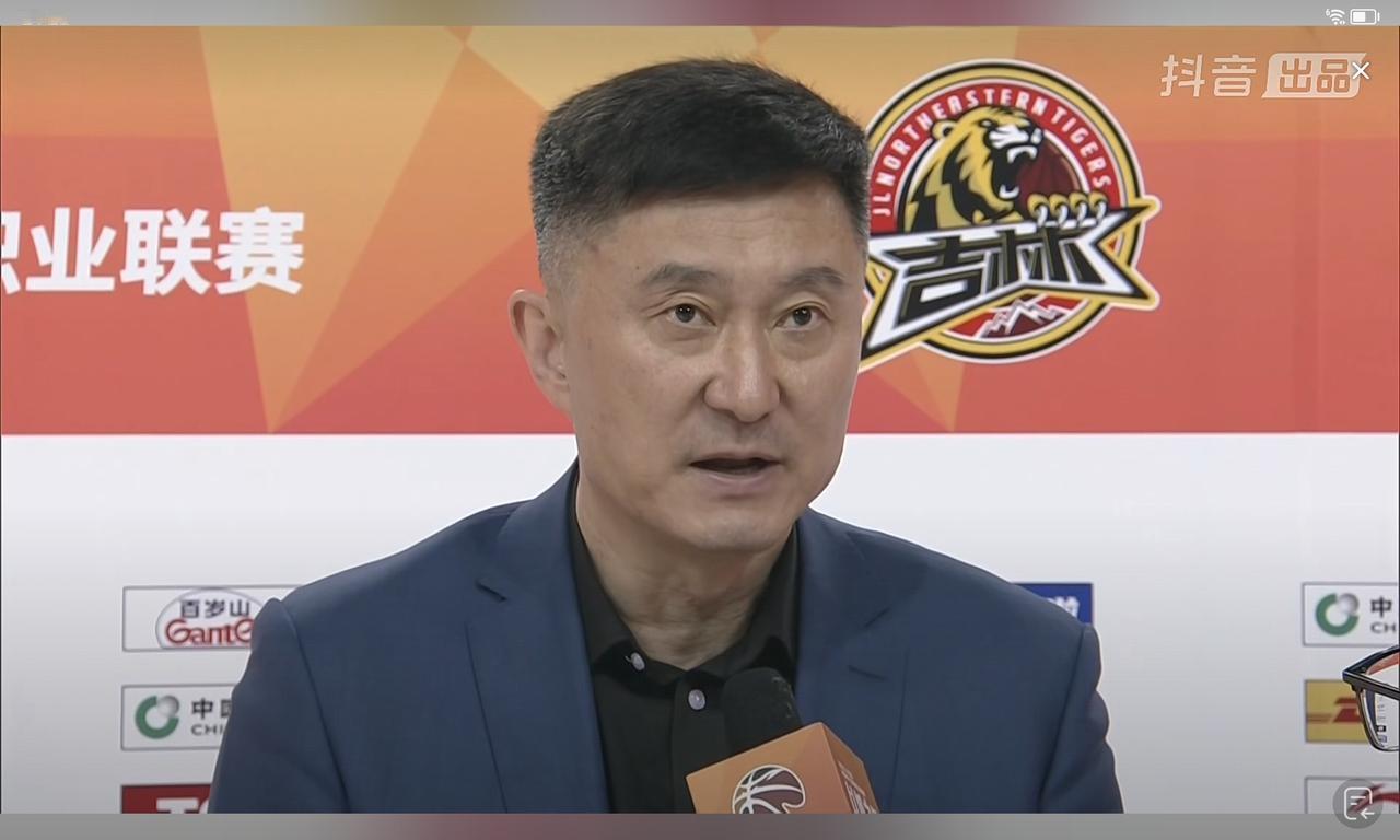 杜锋情商真的高，谈困难是尊重对手，打球人少就回应一切吉林98:119输给宏