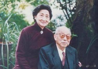 1990年1月，九十岁的张学良在做口述历史时，对着唐德刚的录音设备，骂过一句话：