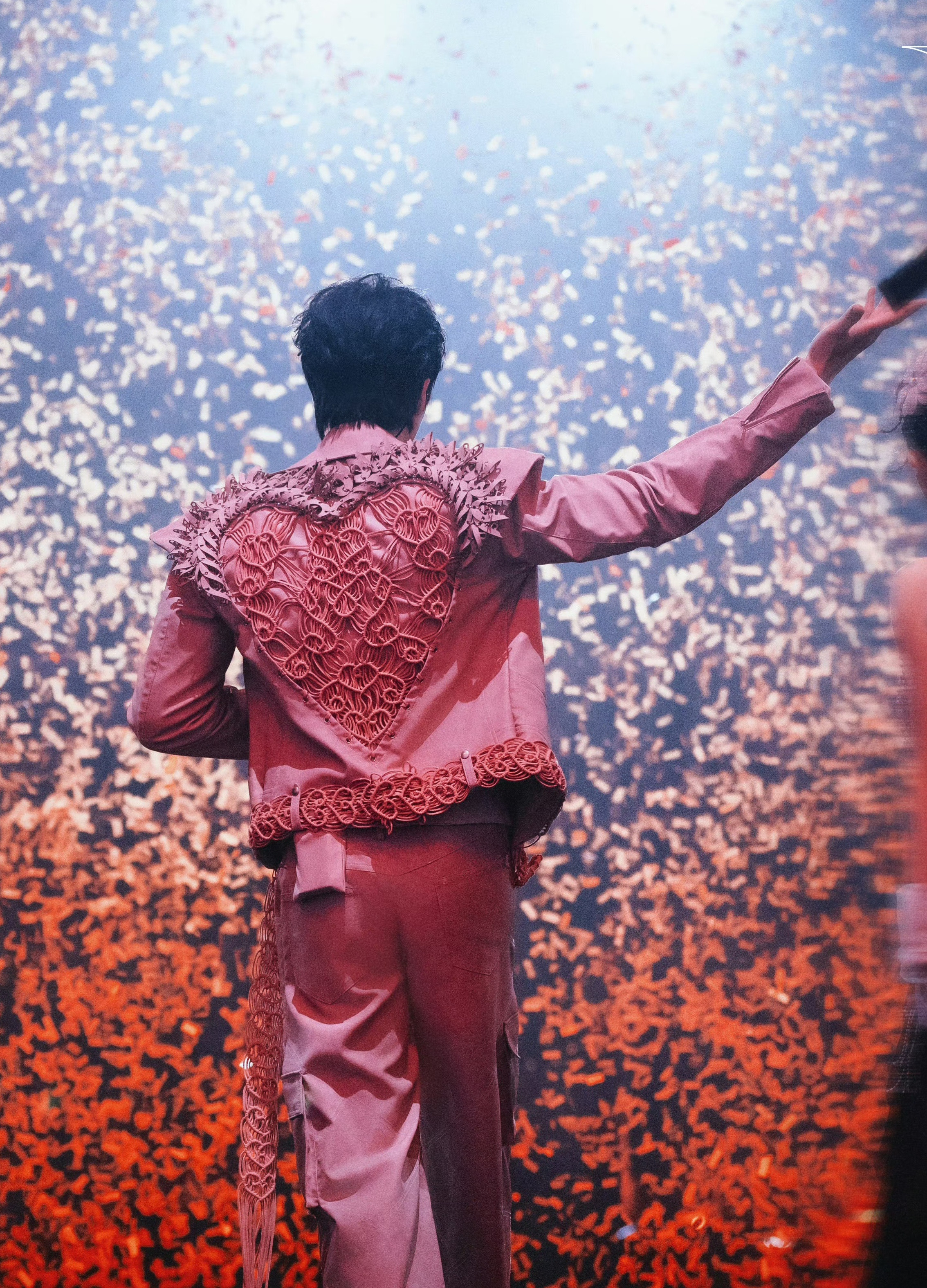 存帅图～刘宇宁南京演唱会look做着许多人的光，曾在黑暗不明的角落倔强，也在万丈