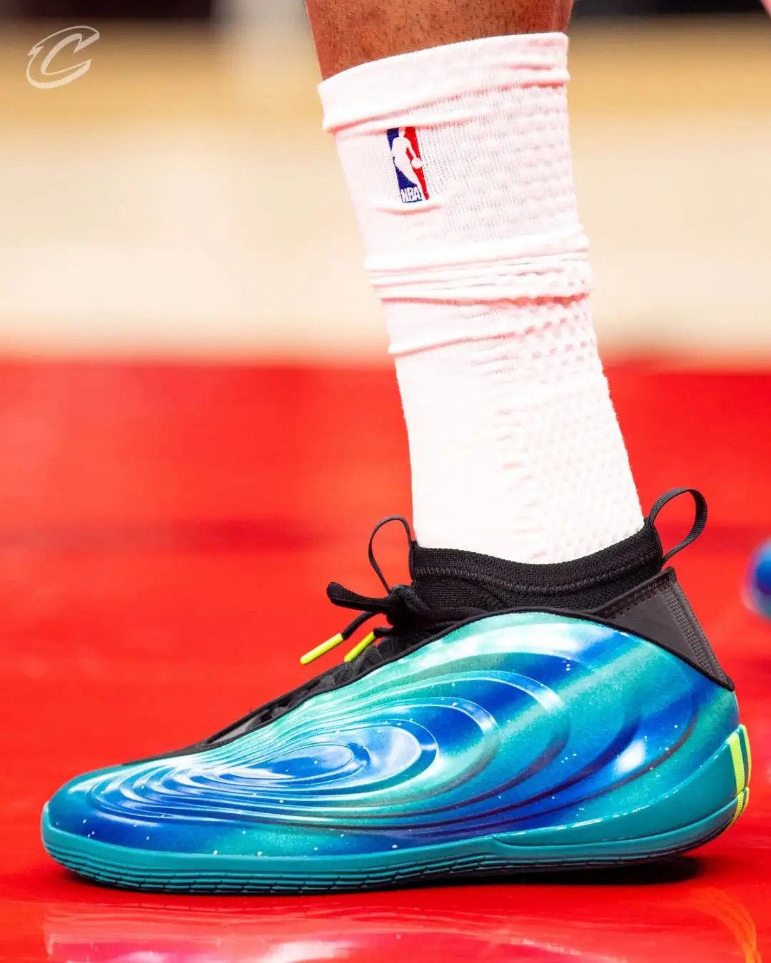 登哥今天上脚哈登10代新配色！北极光配色真的骚克利夫兰骑士骑士哈登nba