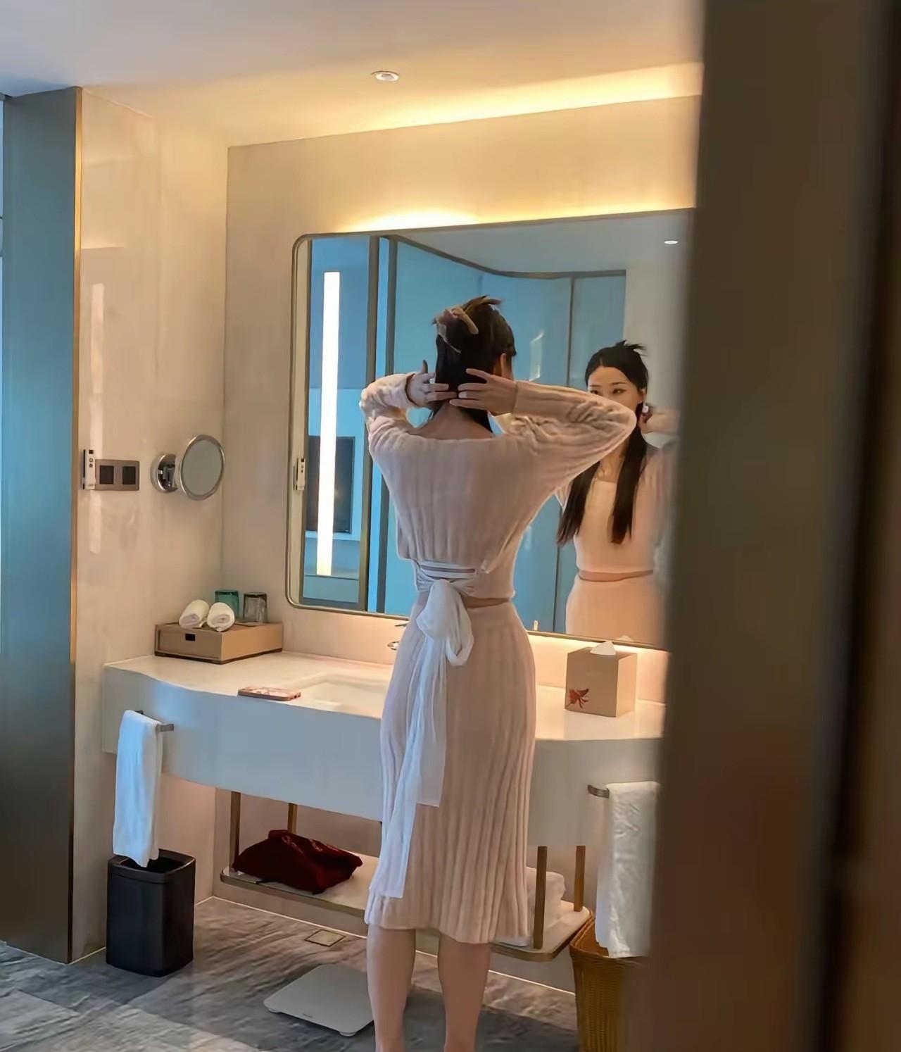 住酒店还不忘穿高跟鞋的女人，绝对不是一般的女人！