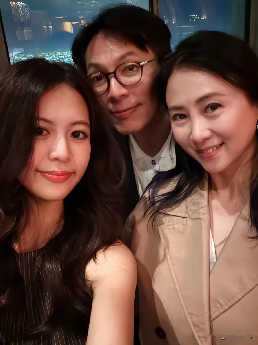 翁虹的女儿颜值好出众，星二代颜值投票还拿过冠军，这混娱乐圈不是信手拈来。