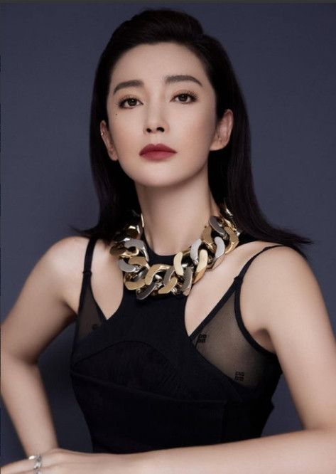 2009年，李冰冰开出12万月薪招保姆，其中一位保姆应聘，将菜里里外外洗了5、6