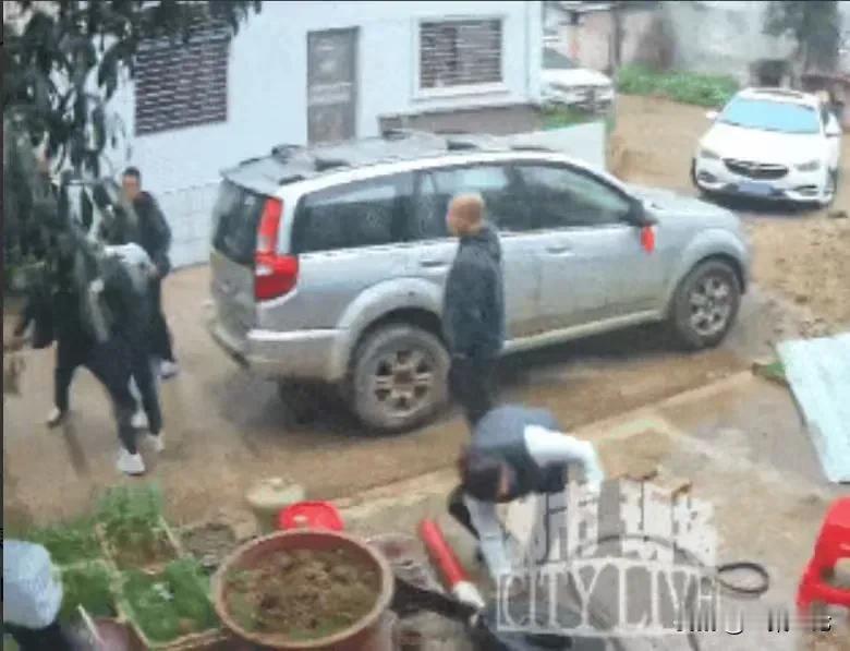 湖南永州，男子看邻居家，买了房子，两三年都没有住，他就在别人的院子里，放了钢圈和