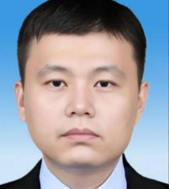 2006年，广东顺德海关的一名普通公务员晚上回到家，悄悄对妻子说：“老婆，我的银