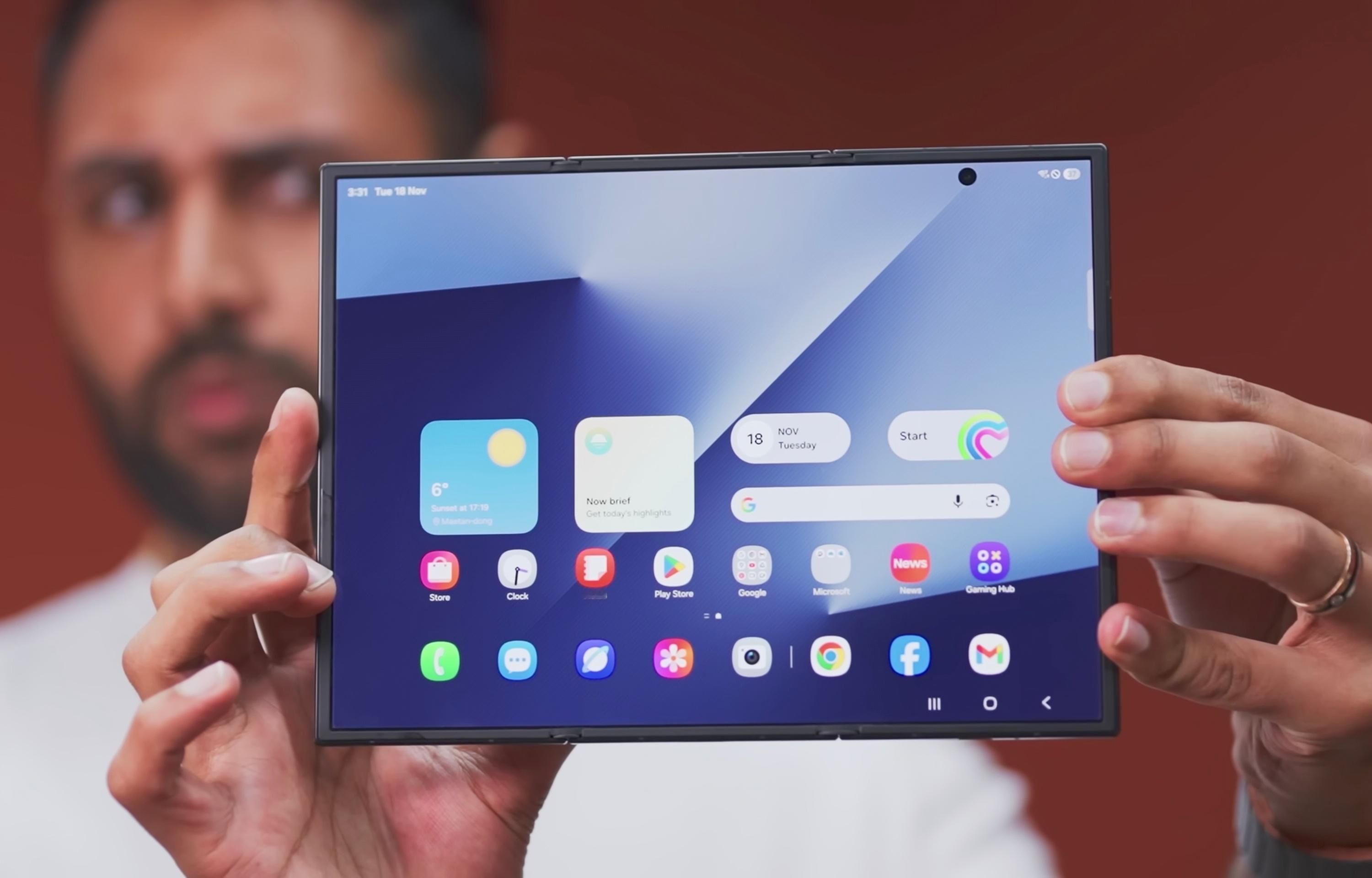 三星三折叠GalaxyZTrifold，名字朴实无华，三星选择了全内折方案，