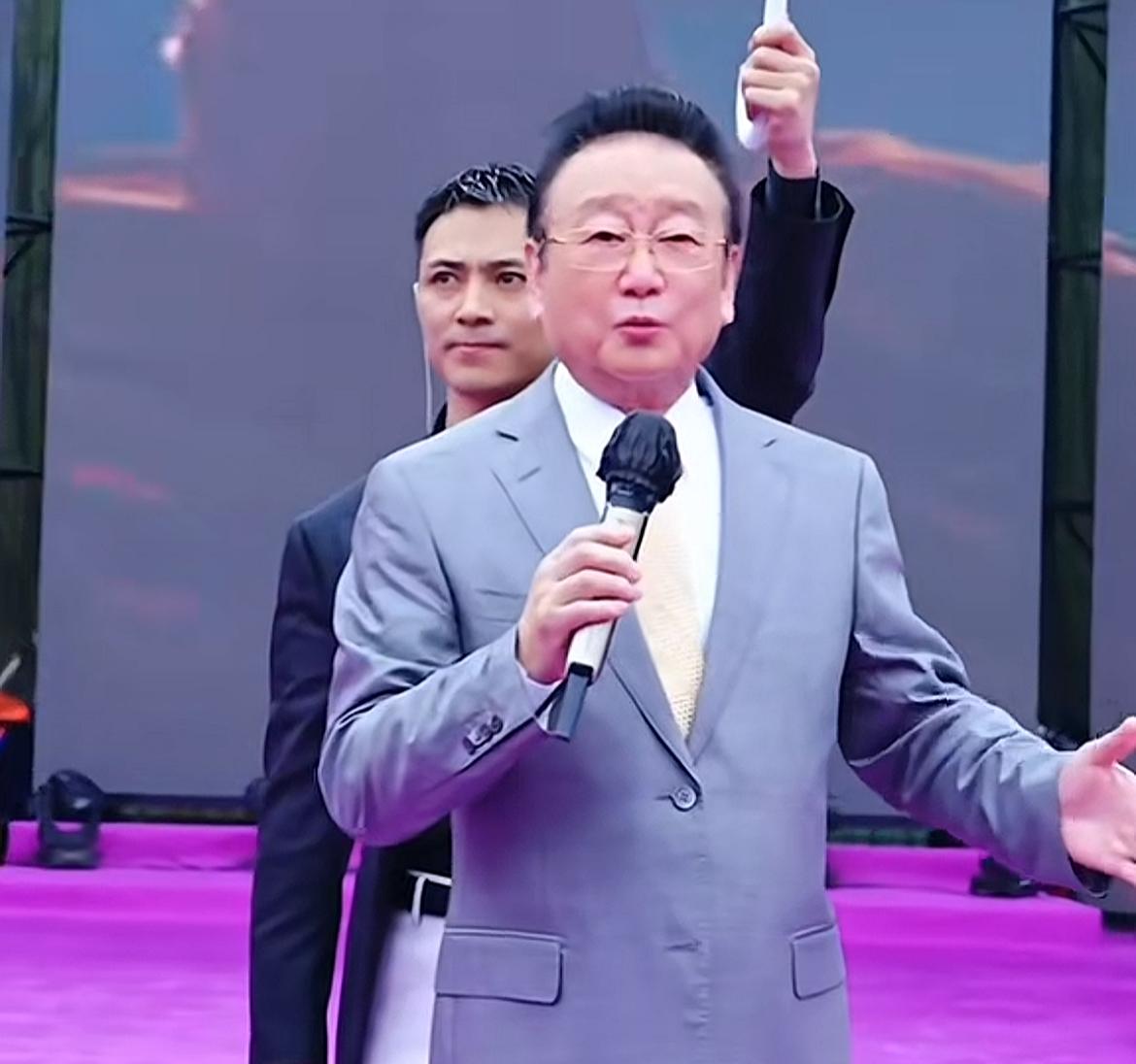 79岁歌唱家蒋大为属实有些“太丢面”！现身网红活动现场唱歌，天还下着濛濛细雨，