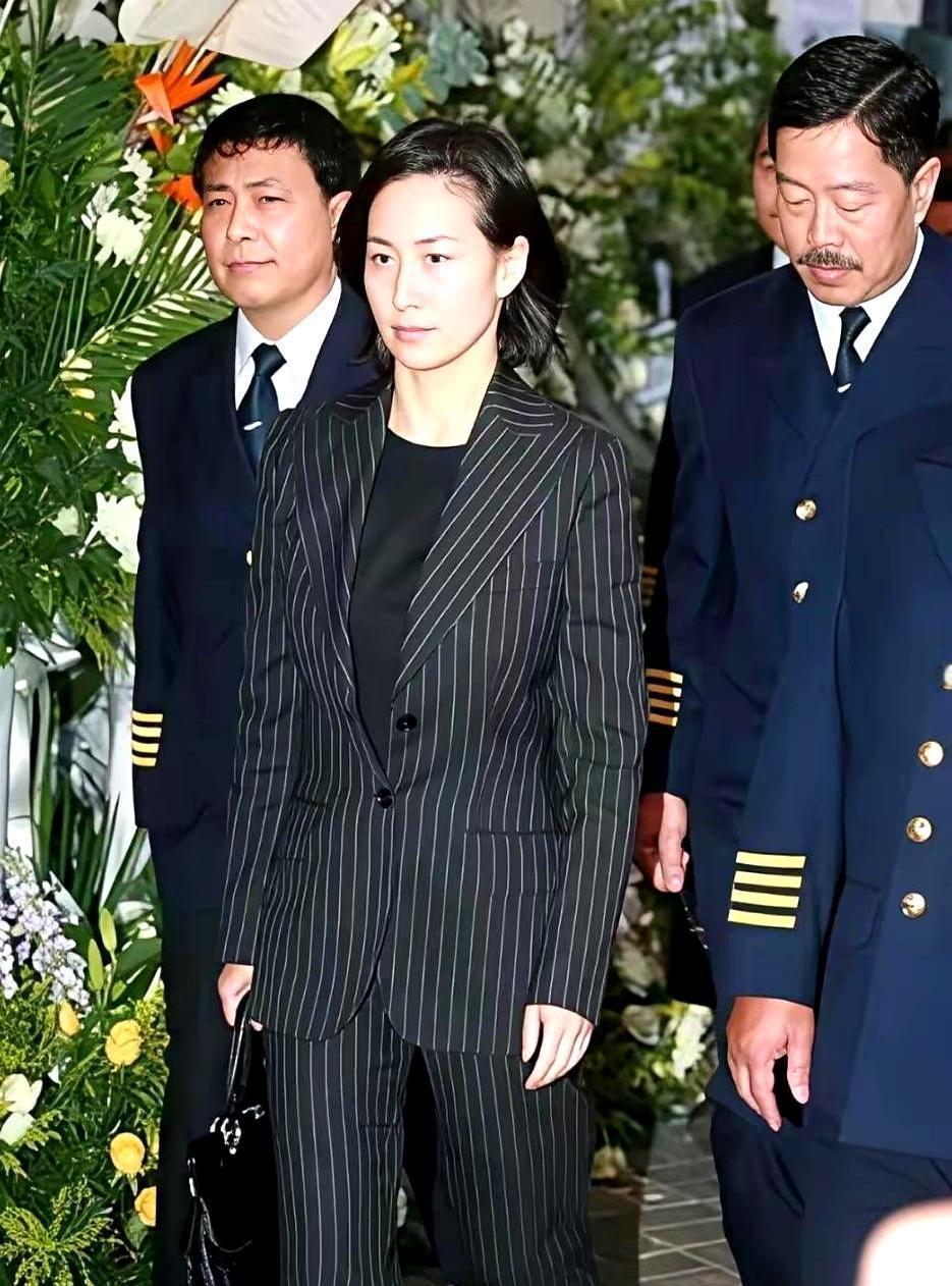 何超琼，赌王长女，62岁，手握两百多亿，没孩子。她结过婚，跟许晋亨，两年就