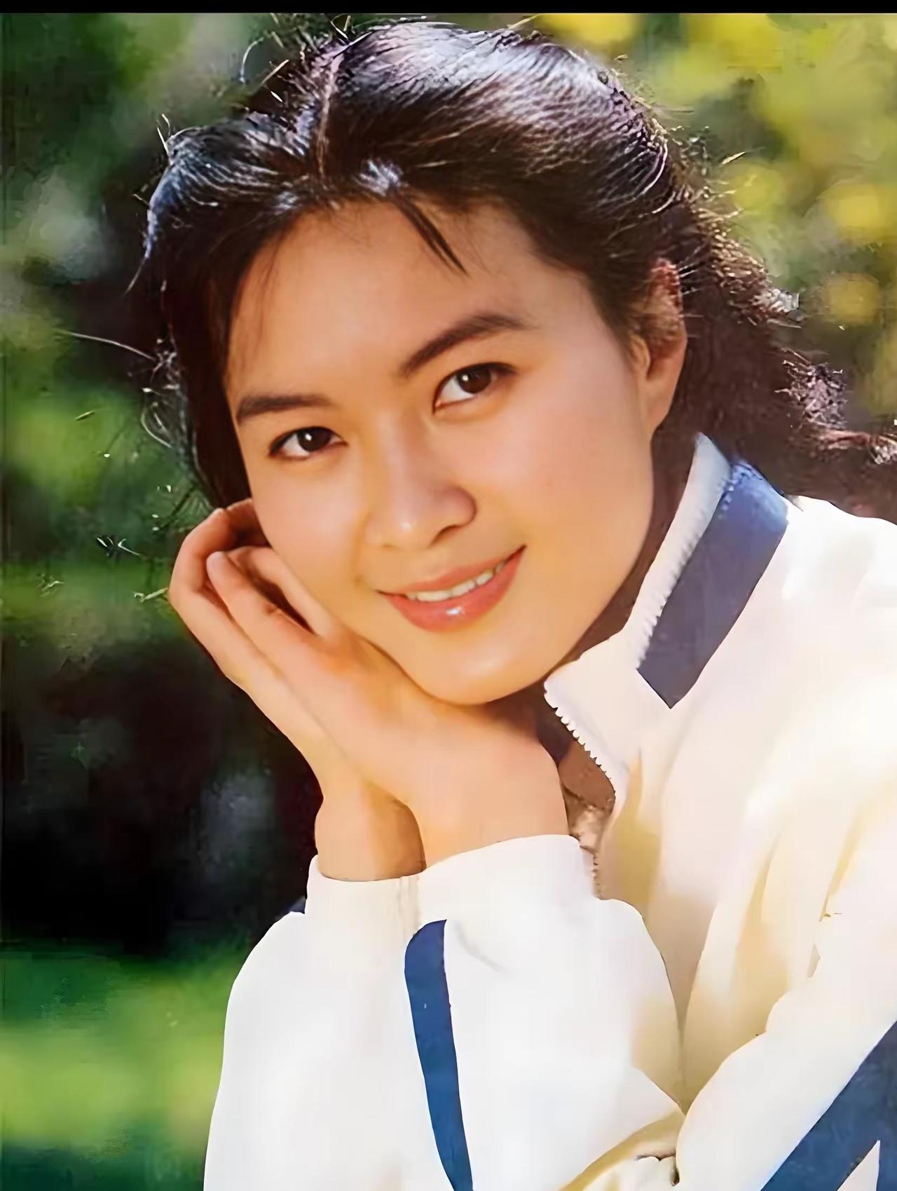 《烈火中永生》的“小萝卜头”，长大出落成一位美丽动人向姑娘。那时的方舒多么清纯！