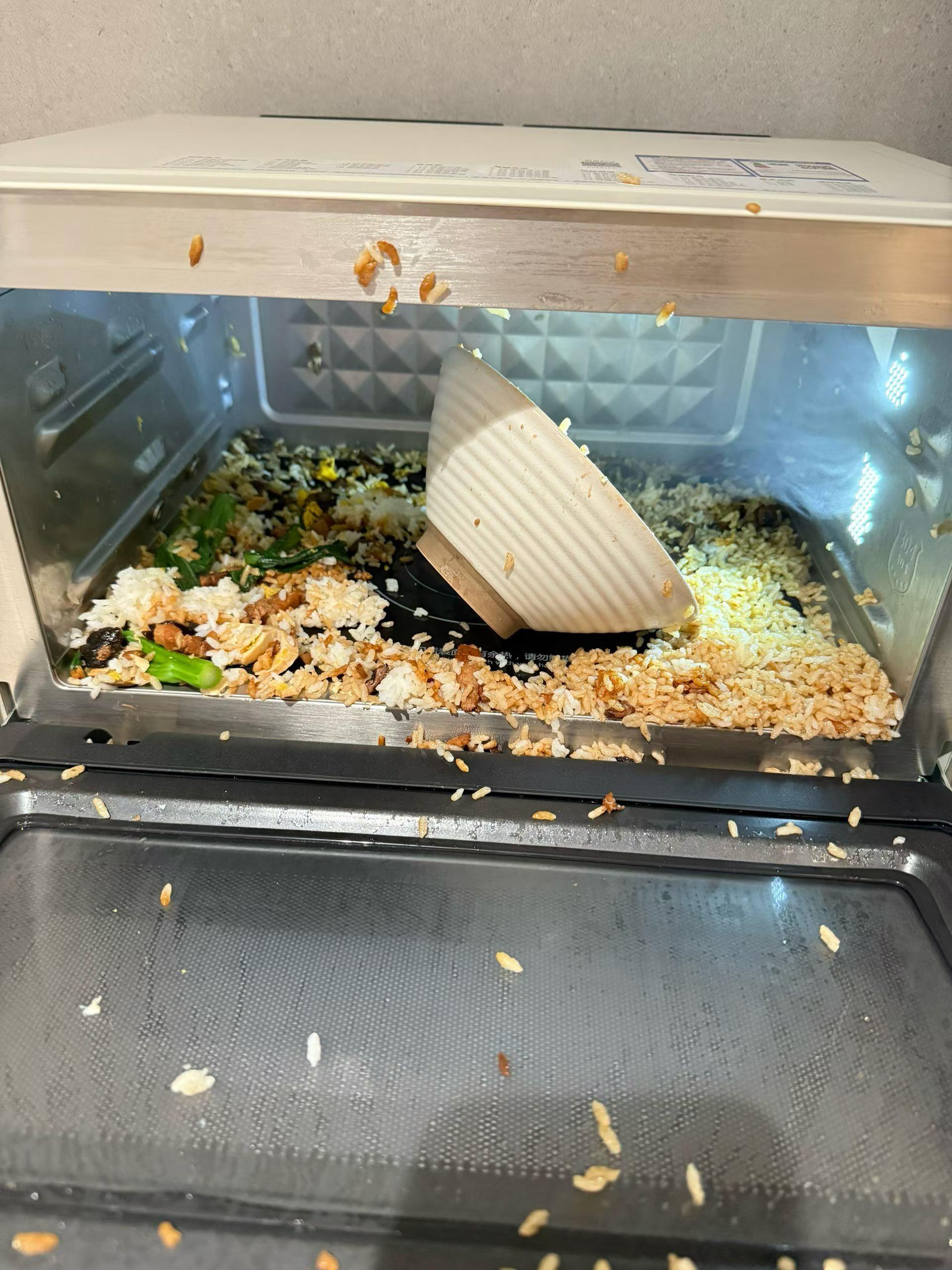 微波炉里千万不要热鸡蛋卤肉饭里的半个鸡蛋也不行这个微波炉还能不能要了？？[捂脸哭]