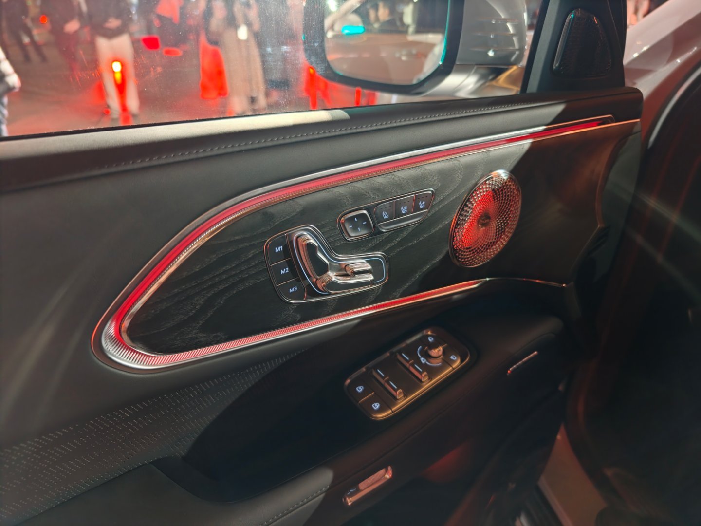 极氪9X把我脸打肿了，来看看极氪8X。说几个细节：首先是电动门挺轻巧，比极氪9X